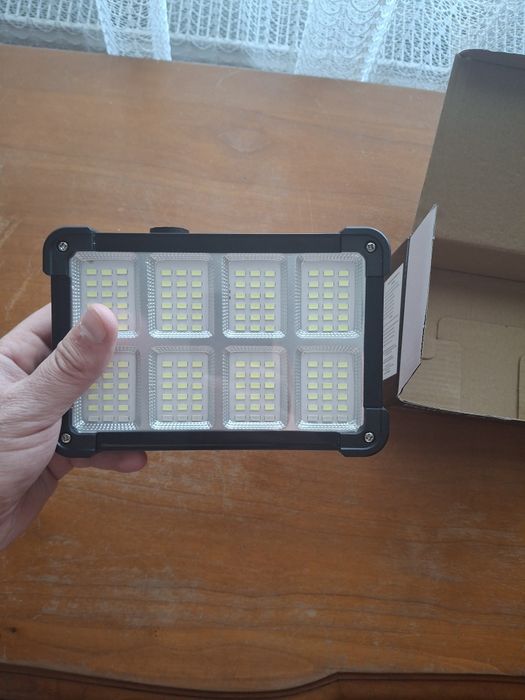 Lampă cu încărcare solară