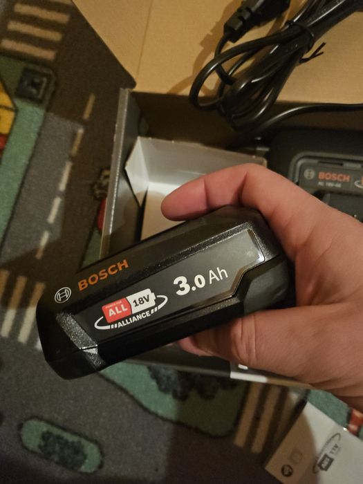 KIT Bosch incarcator+acumulator 3ah NOI