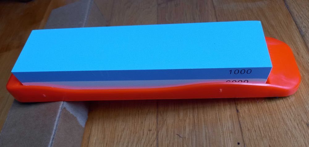 Piatra de ascutit cu doua granulatii.