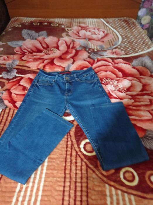 Продам женские джинсы