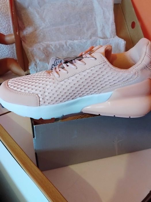 Маратонки чисто нови на капа 38 номер само пробвании