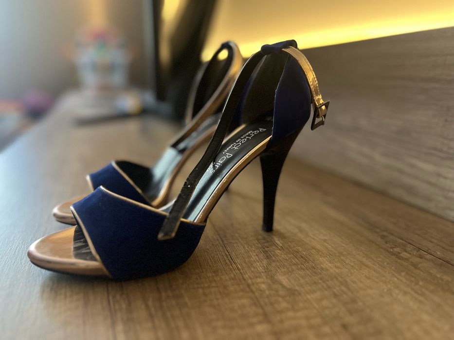 Босоножки на каблуке