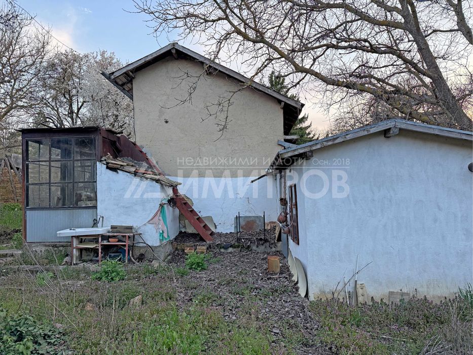 Продава вила на два етажа с дворно място 1,5 дка в с. Писарево, общ. Нови пазар, област Шумен