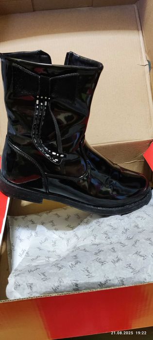 Детски боти. Напълно запазени