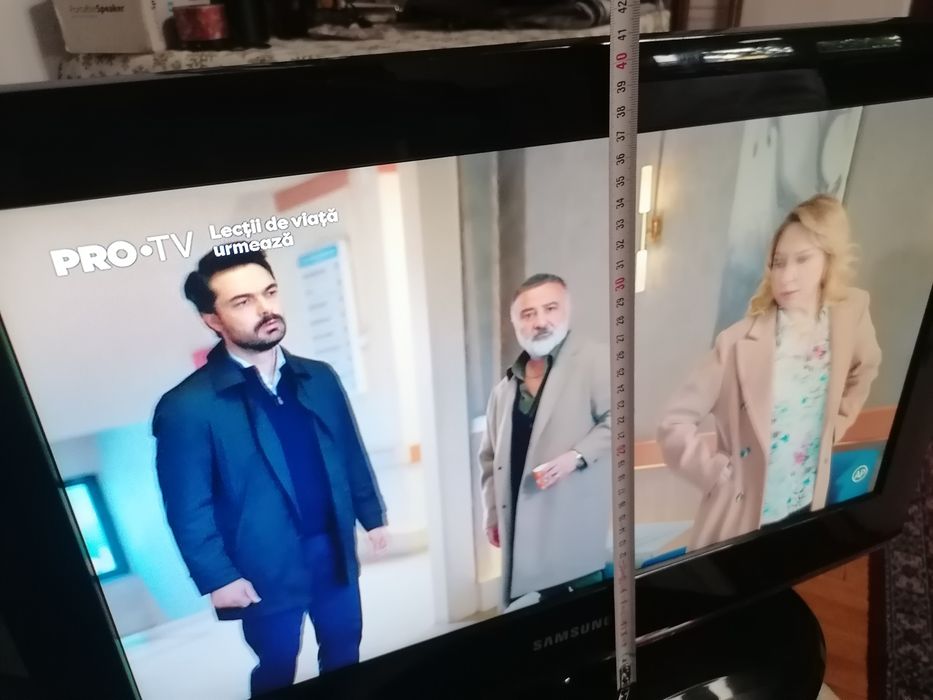 TV Samsung cu telecomandă.