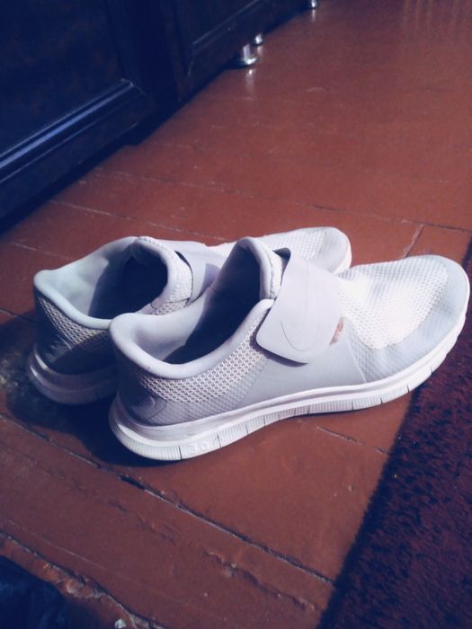 Oyoq kiyimlar sotiladi.