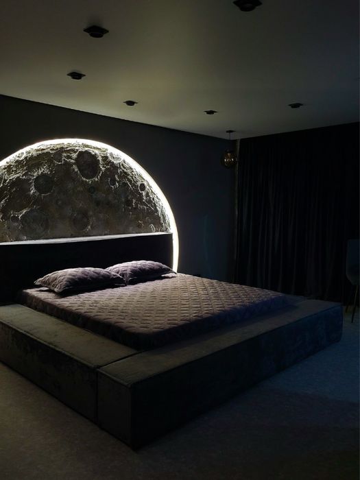 Космонавтов без скафандра принимаем