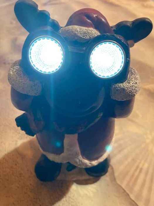 Figurina din ceramica,cu  binoclu ce se aprinde  pe baza de baterii