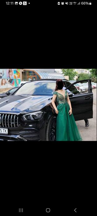 Зелена бална рокля