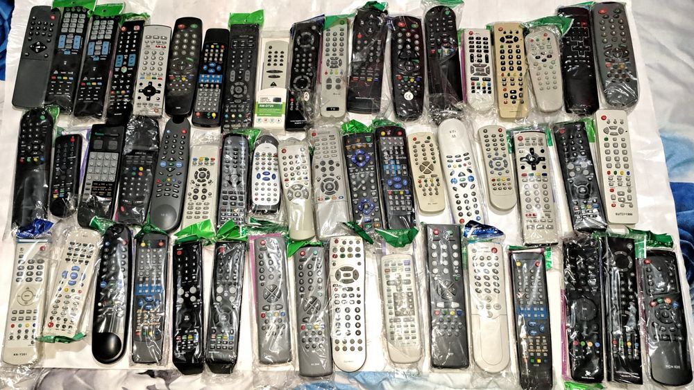 Lot de 53  telecomenzi universale pentru TV, DVD, toate Noi