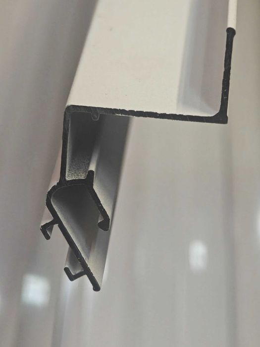 Парящий профиль с подсветкой для натяжного потолка