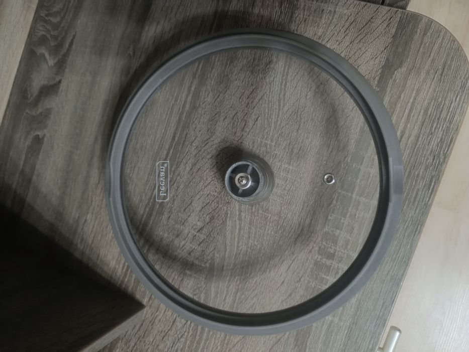 Стеклянная крышка d 26см.