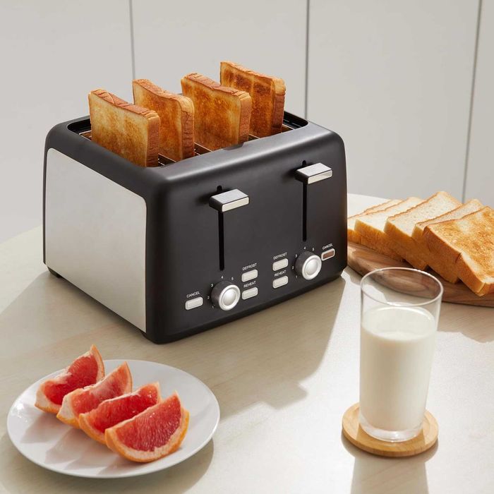 Тостер за 4 филии Amazon Basics със 7 нива на изпичане 1500 W