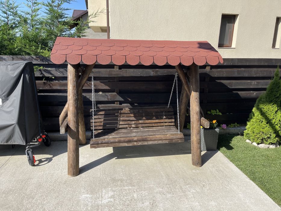 Leagan din lemn masiv cu leagane pentru copii