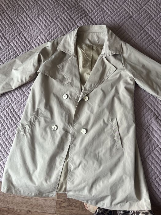 Пррдам плащ и зимнюю куртку на девочку