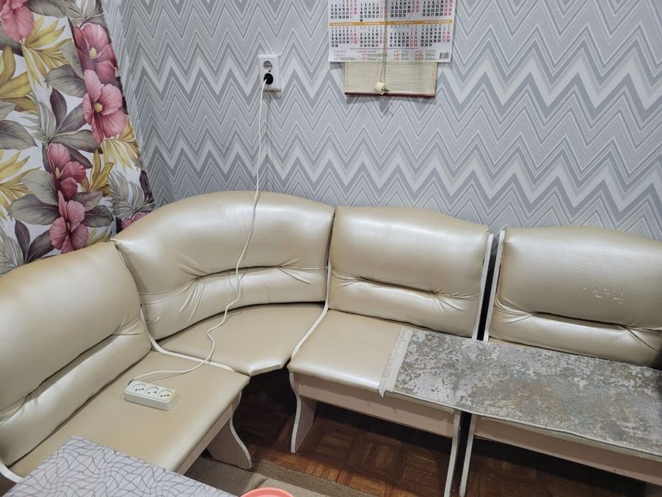 Угловой диван кухонный