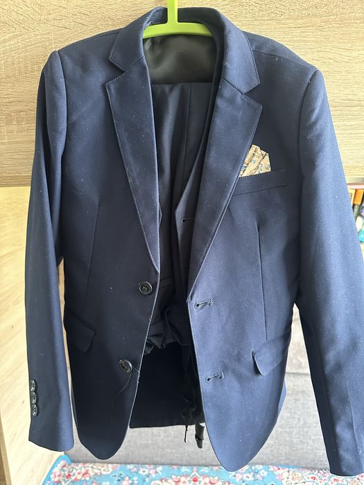 Продам школьные костюмы