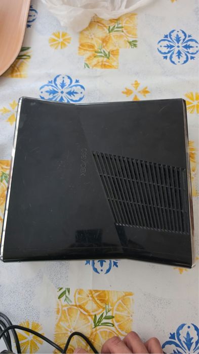 Xbox 360 Slim + Kinect сензор + Оригинален безжичен джойстик и HDMI