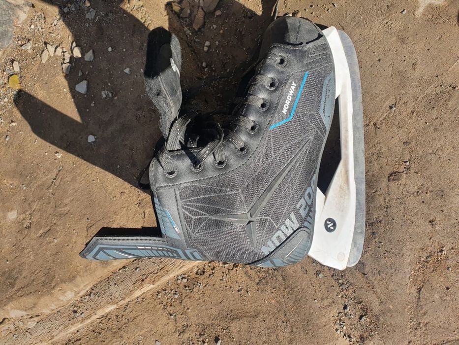 Коньки новые одевал 2 раза размер не подошел