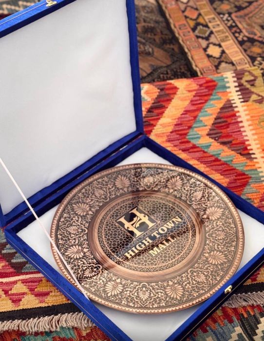 Декоративное блюдо из орехового дерева — ручная работа с логотипом