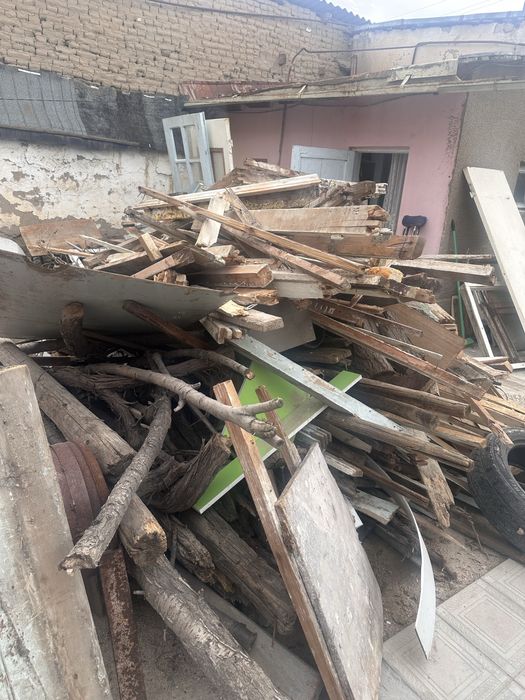 Продаются доски, линолеум , двери, рамы