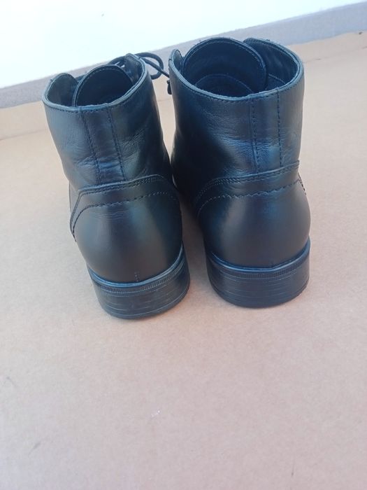 Ghete piele nr.39,interior 27/25 cm,impecabile,elegante.