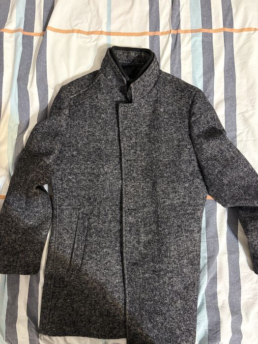 Серое пальто.