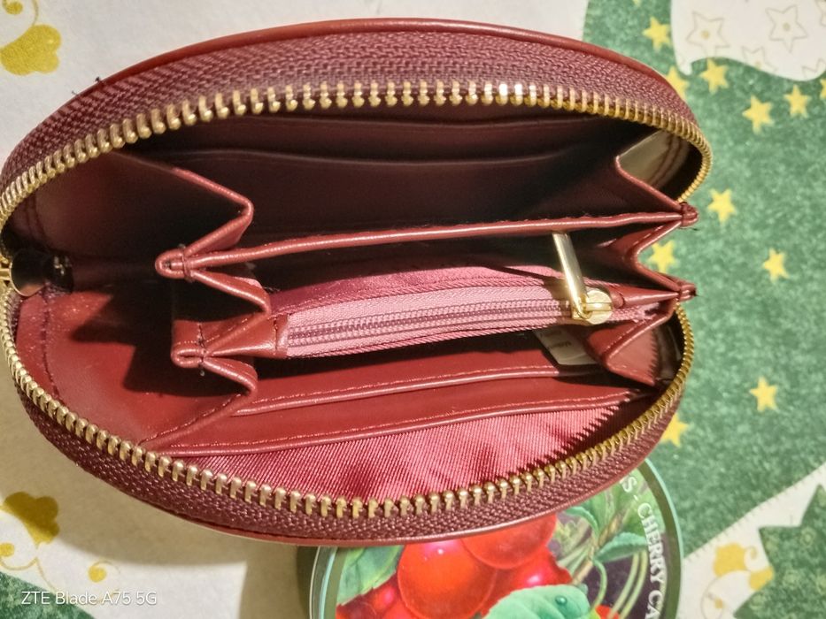 Кожено дамско  портмоне на Виши