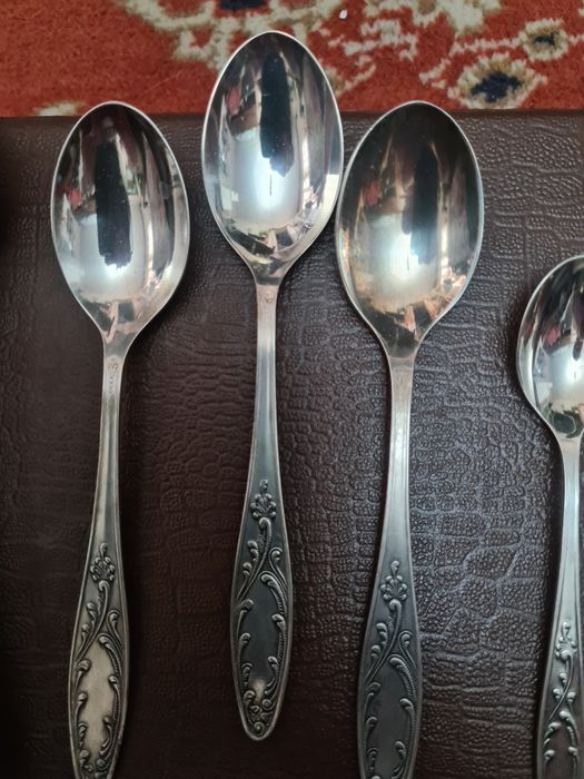 Продаётся набор ложек и вилок.