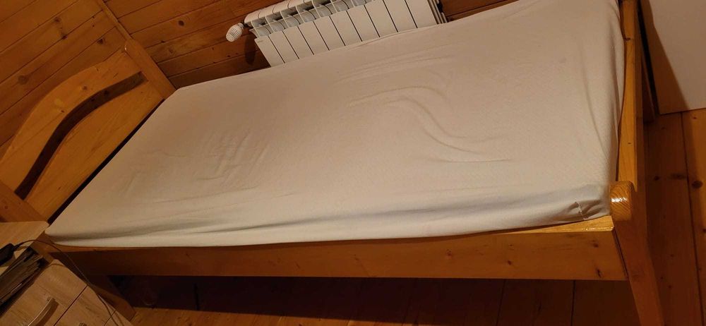 Vând pat lemn masiv +comodă