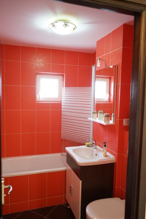 Apartament cu 3 camere de inchiriat, 2 balcoane, zona semicentrala