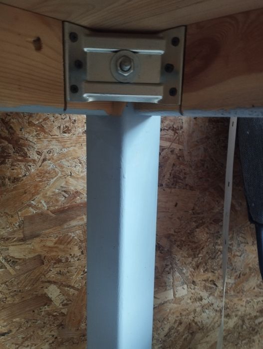 Стол из массива дерева.