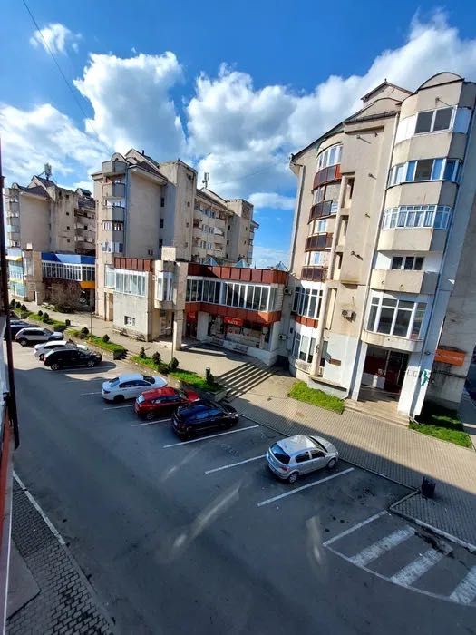 Vând apartament 3 camere decomandat, etaj 2 - Ultracentral, Câmpia Turzii