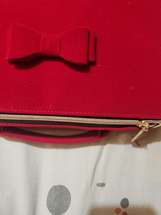 Червен кадифен несесер Estee Lauder