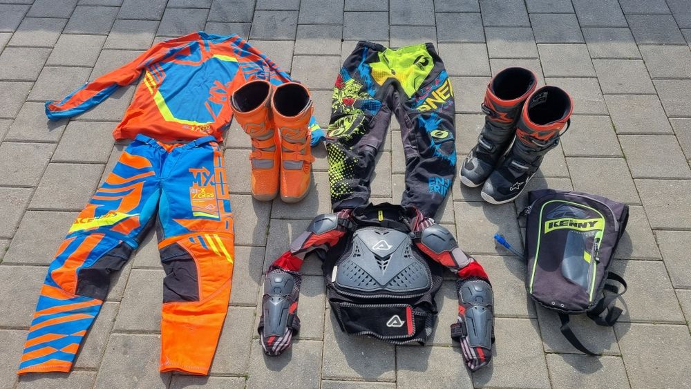 Echipament enduro (bluza pantaloni ghiozdan cizme armura