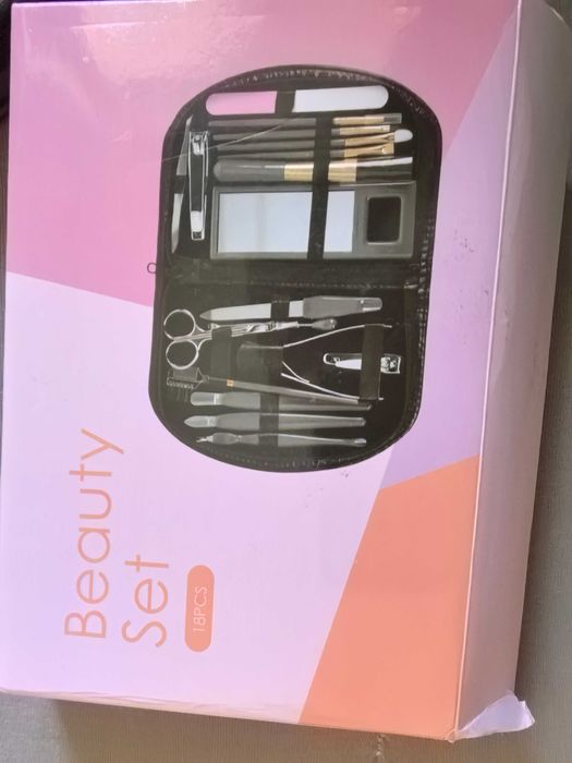 Vând trusă pentru unghii nouă