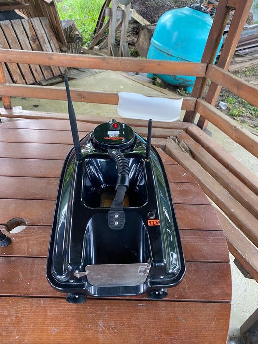 Лодка за захранка със сопар и джипиес