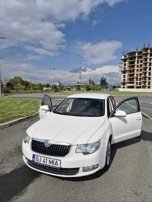 Vând Skoda Superb, an 2010, o mașină spațioasă, confortabilă și fiabilă, perfectă pentru familie