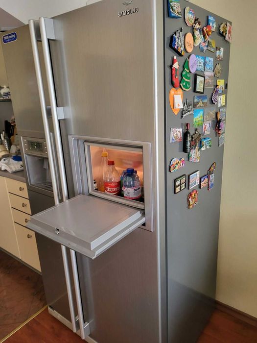 Хладилник § фризер Samsung с 2 врати и диспенсър за лед и вода