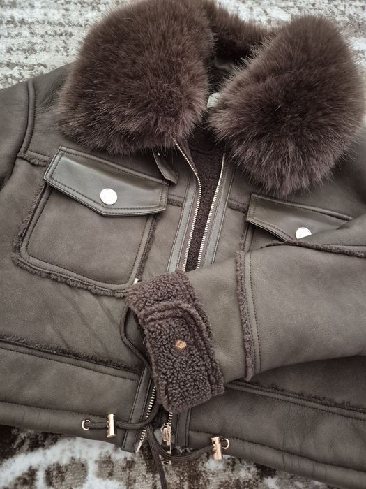 Дамско яке с пухена яка