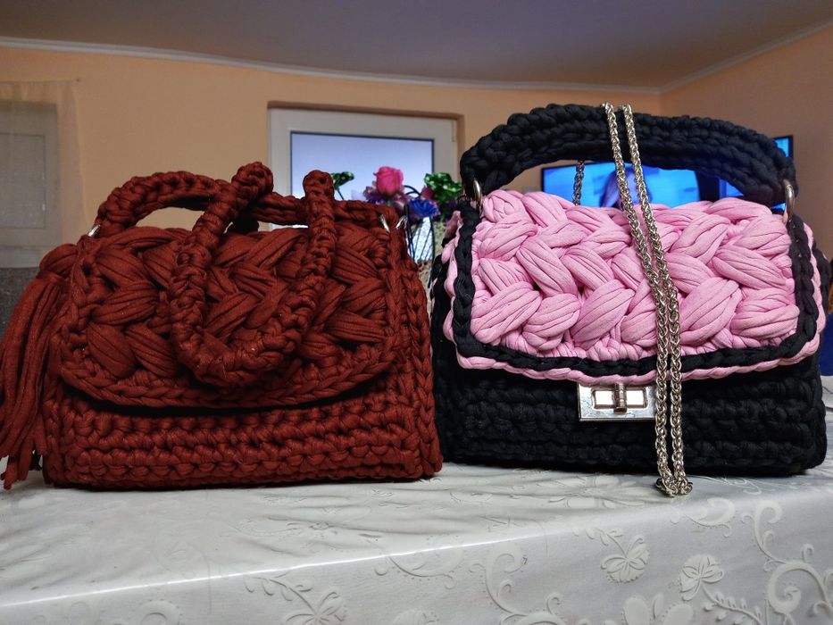 Accesorii handmade : posete , papuci etc