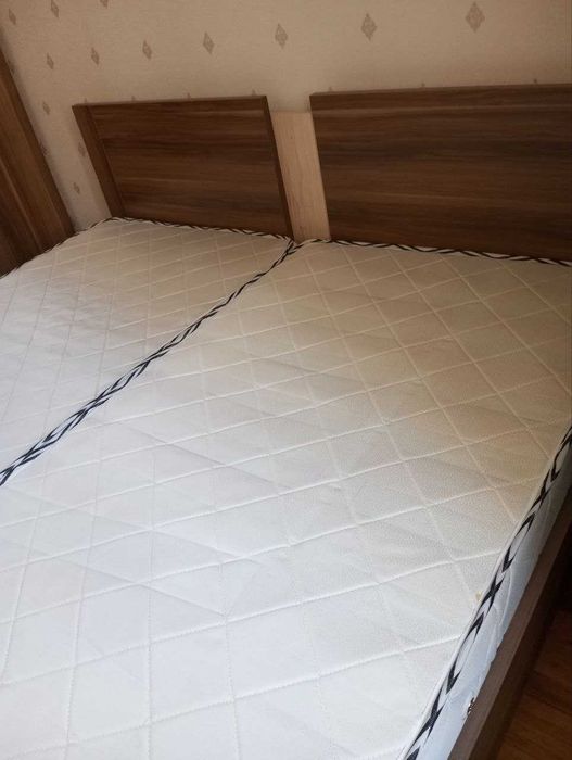 двуспальная кровать бу, 200 х 185., шпон натур. дерева.с 2 нов. матрас