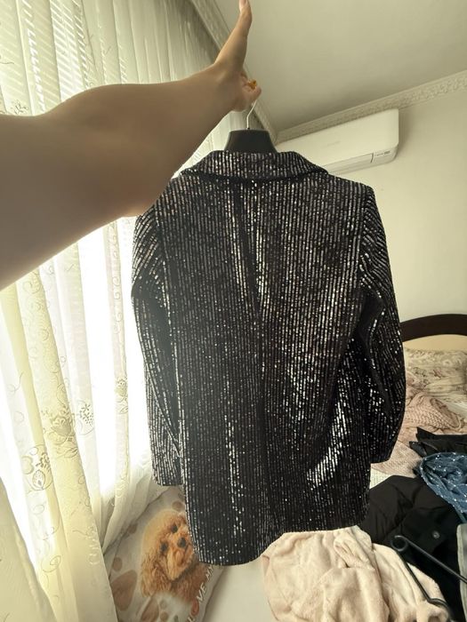 Блестящо бутиково сако.