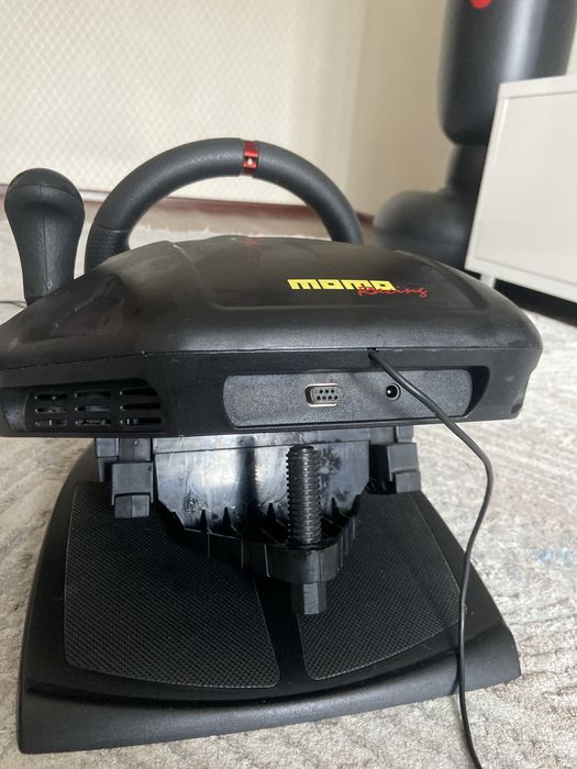 руль Logitech MOMO RACING