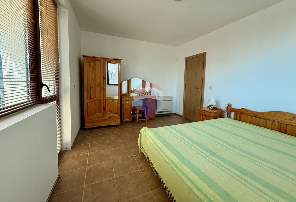 Апартамент с две спални и нескриваема морска гледка за продажба, гр.