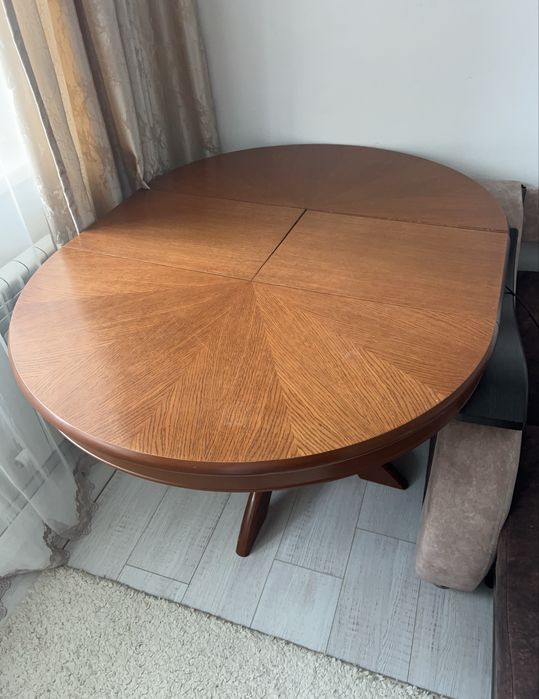 Продам стол обеденный