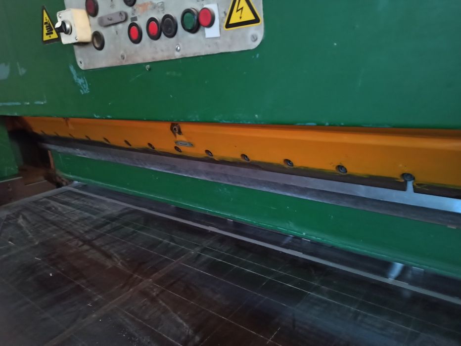 Гилотина за фурнир и хартия