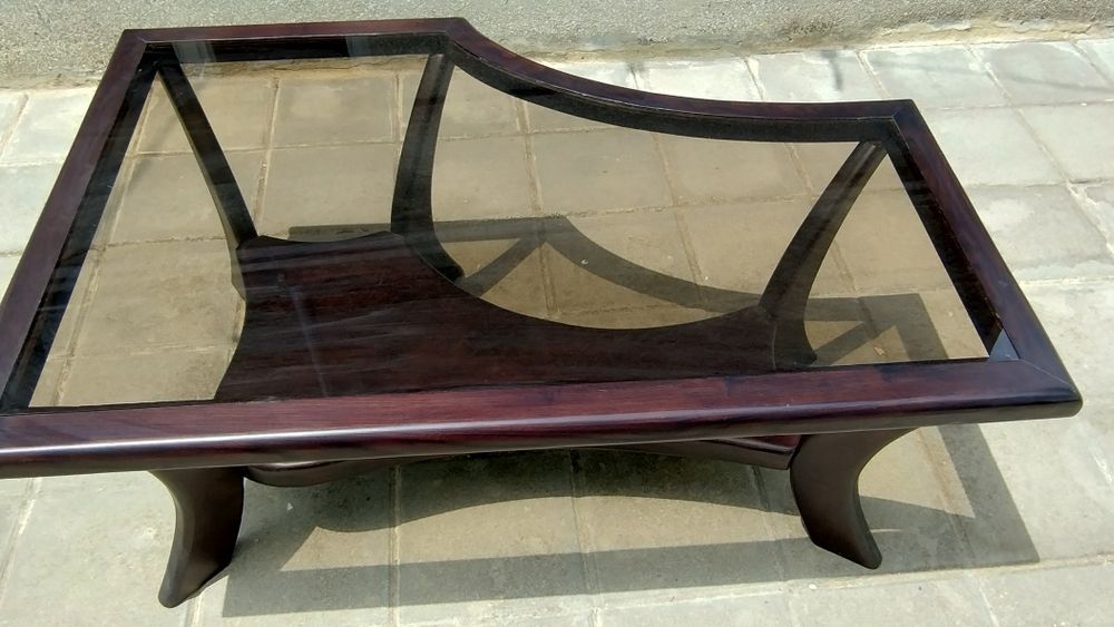 Холна маса със стъклен плот