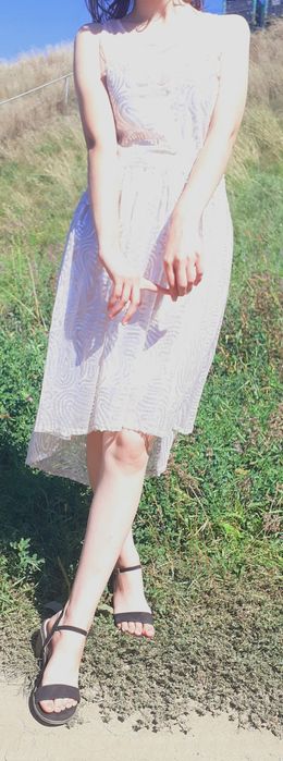 Rochiță eleganta și sclipicioasa -Stil modest purtată cu grijă