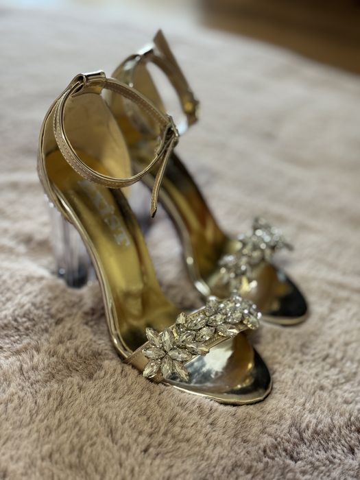 Sandale cu toc, elegante